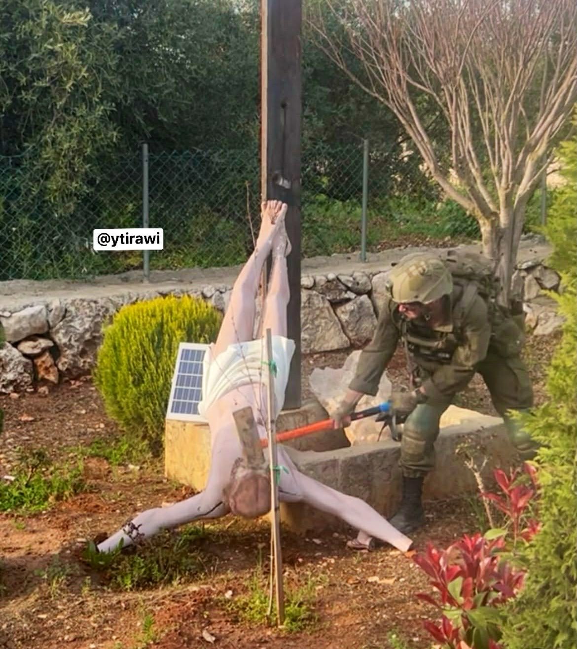 레바논 남부에서 작전을 수행하던 이스라엘 군인이 망치로 예수 그리스도상을 훼손하는 모습. 유니스 티라위 엑스(X·옛 트위터) 캡처