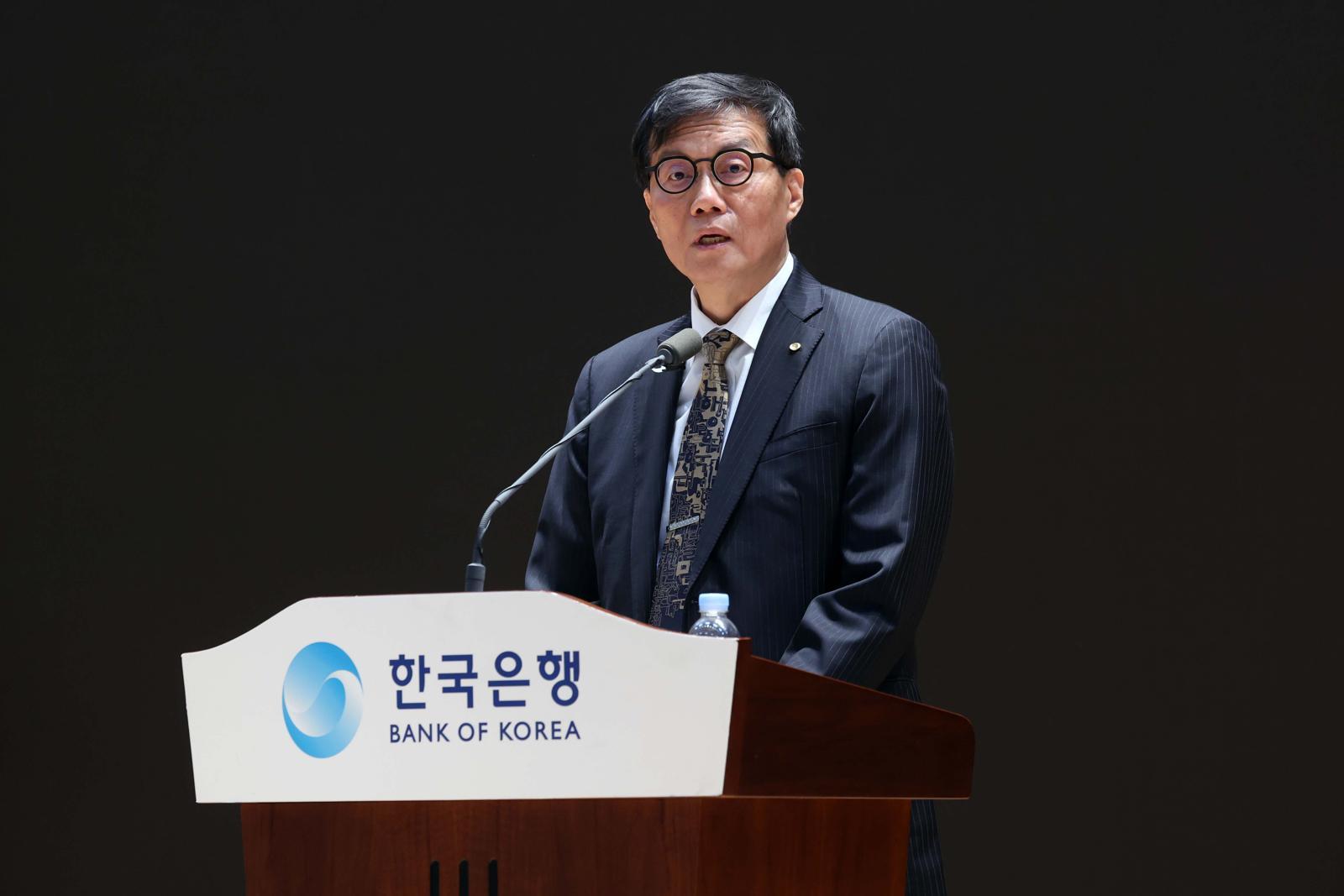 퇴임한 이창용 “통화·재정정책 영향력 약화…제도개혁 필요”