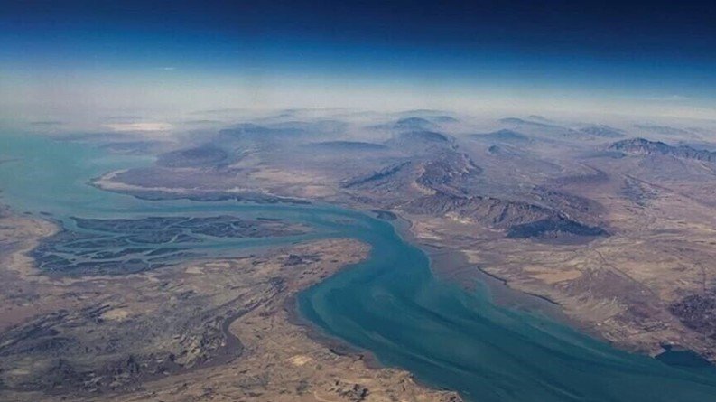 미국의 제재를 받은 이란의 초대형 유조선이 공해 상과 호르무즈 해협을 통과해 공개적으로 이란 해역에 진입했다고 이란 반관영 파르스 통신이 15일 보도했다. 사진은 호르무즈 해협. 튀르키예 아나돌루 통신