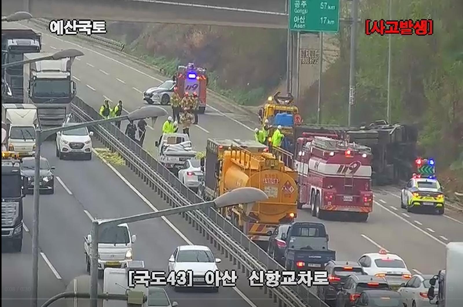 아산서 화물차 전도 음식물쓰레기 와르르…세종 방향 국도 통제