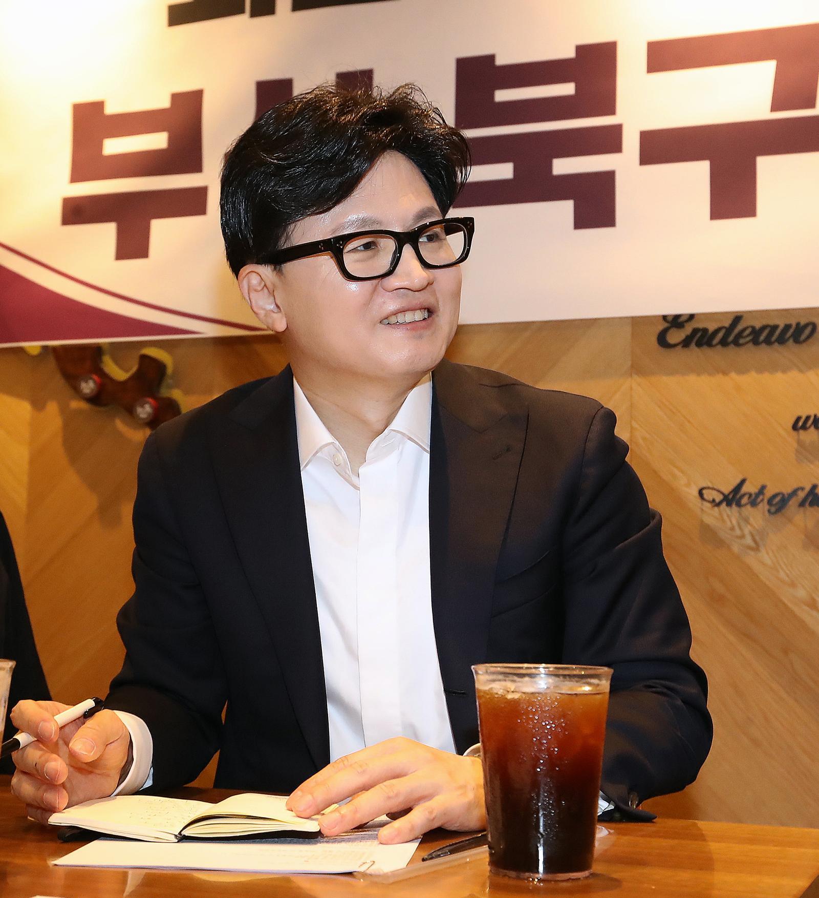 한동훈 전 국민의힘 대표가 20일 부산 북구 한 카페에서 열린 ‘부산 북구 학부모 소통간담회’에 참석해 있다. 2026.4.20 (부산=뉴스1)