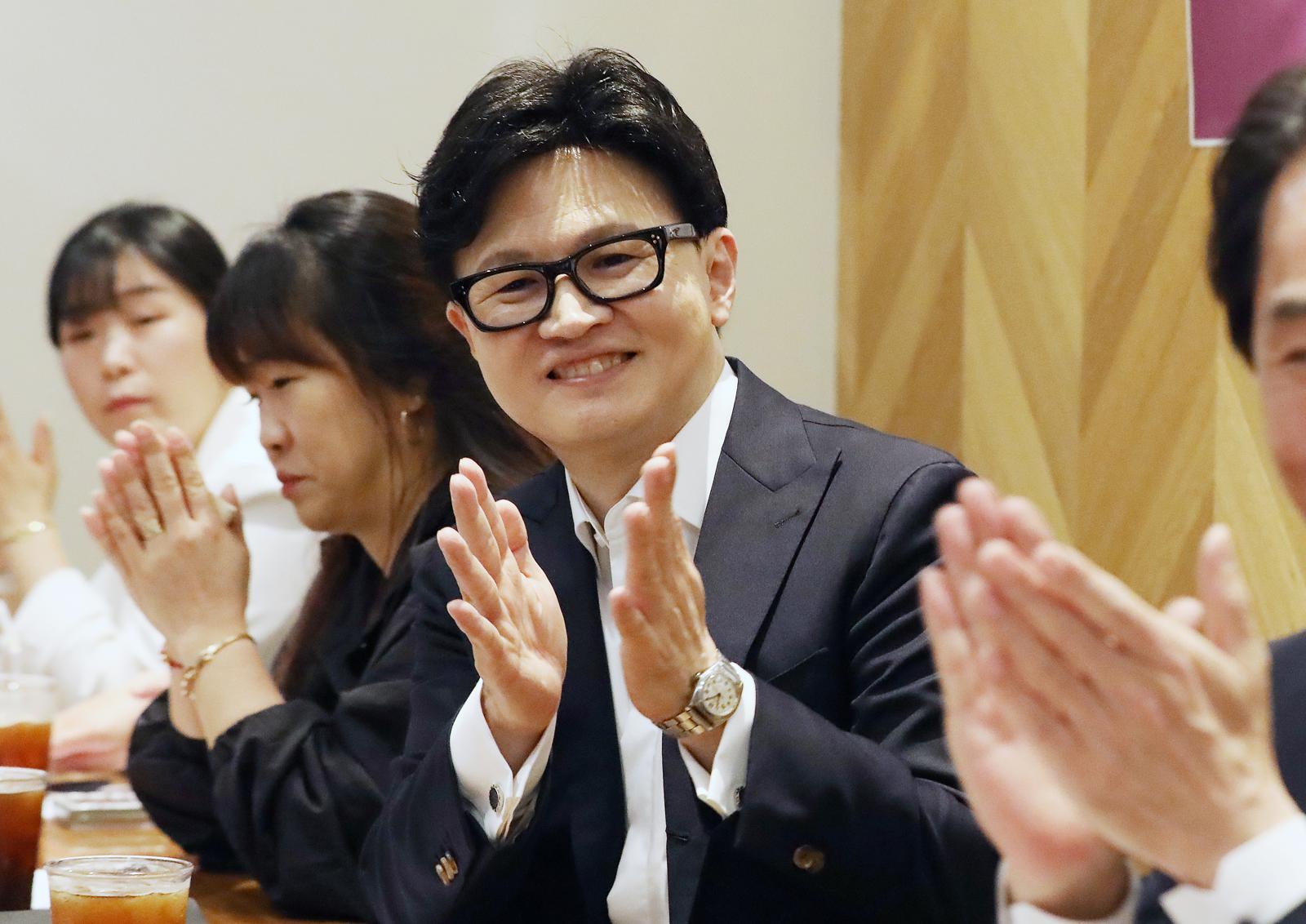 [단독]한동훈, 로펌 변호사로 등록…주민 소통 염두에?