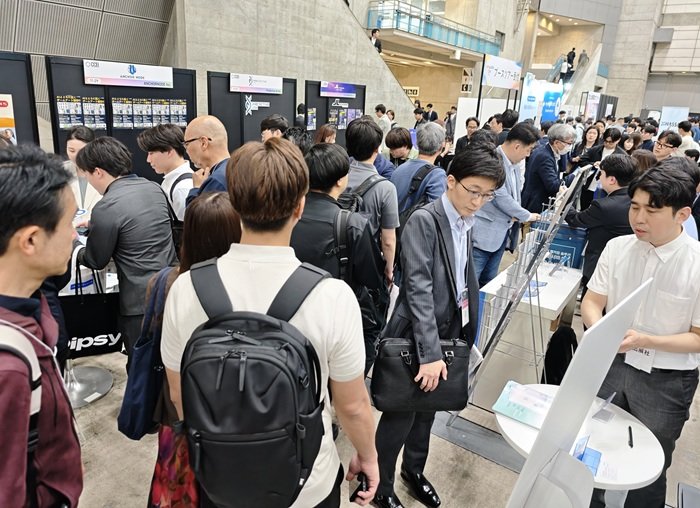 현장 내 한국스타트업관에도 많은 일본 기업 관계자들이 방문했다 / 출처=IT동아