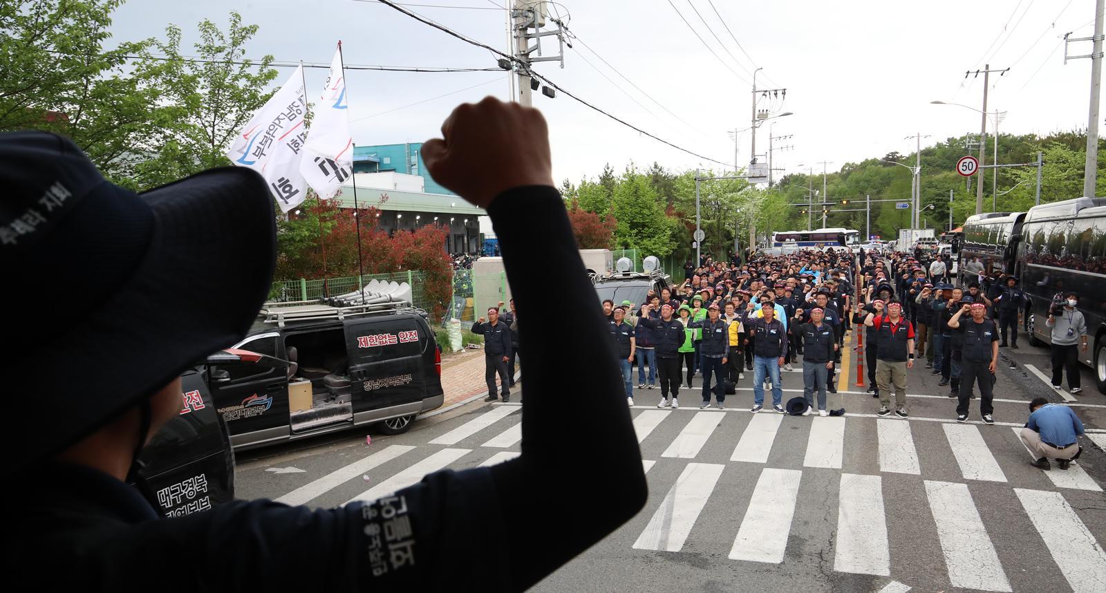 진주 화물연대 집회서 물류차-조합원 충돌…3명 사상