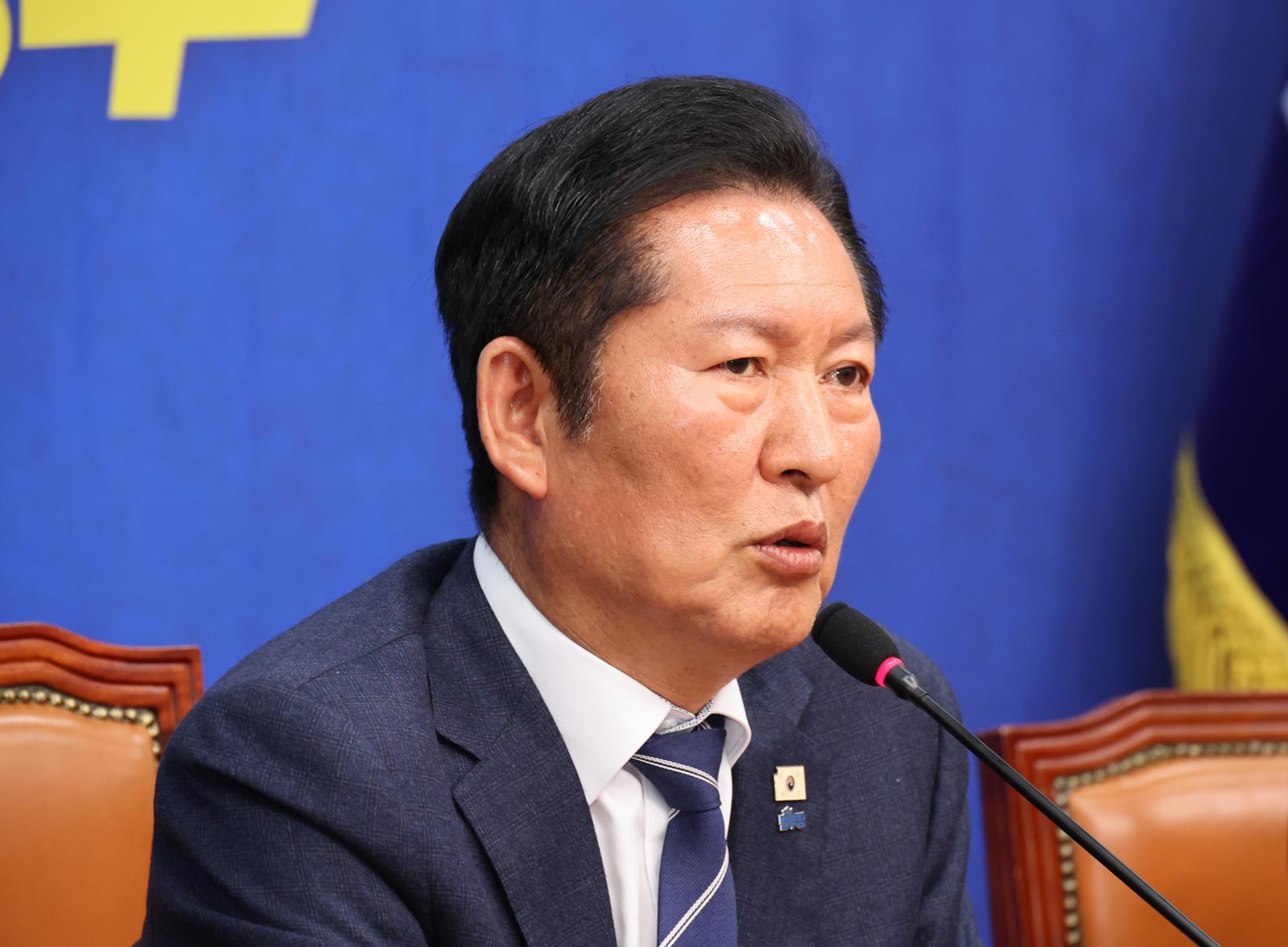 정청래 더불어민주당 대표가 20일 오후 서울 여의도 국회에서 기자간담회를 열고 국회의원 재보궐선거 전략공천 관련 발언을 하고 있다. 2026.04.20. 서울=뉴시스