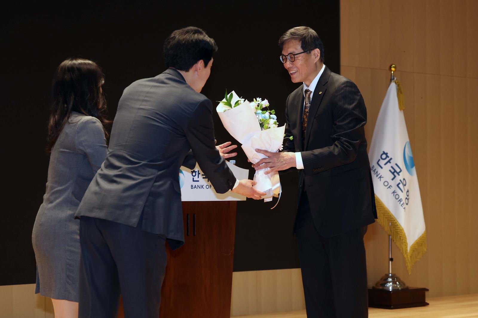 이창용 한국은행 총재가 20일 서울 중구 한국은행에서 열린 이임식에서 꽃다발을 받고 있다. / 사진공동취재단