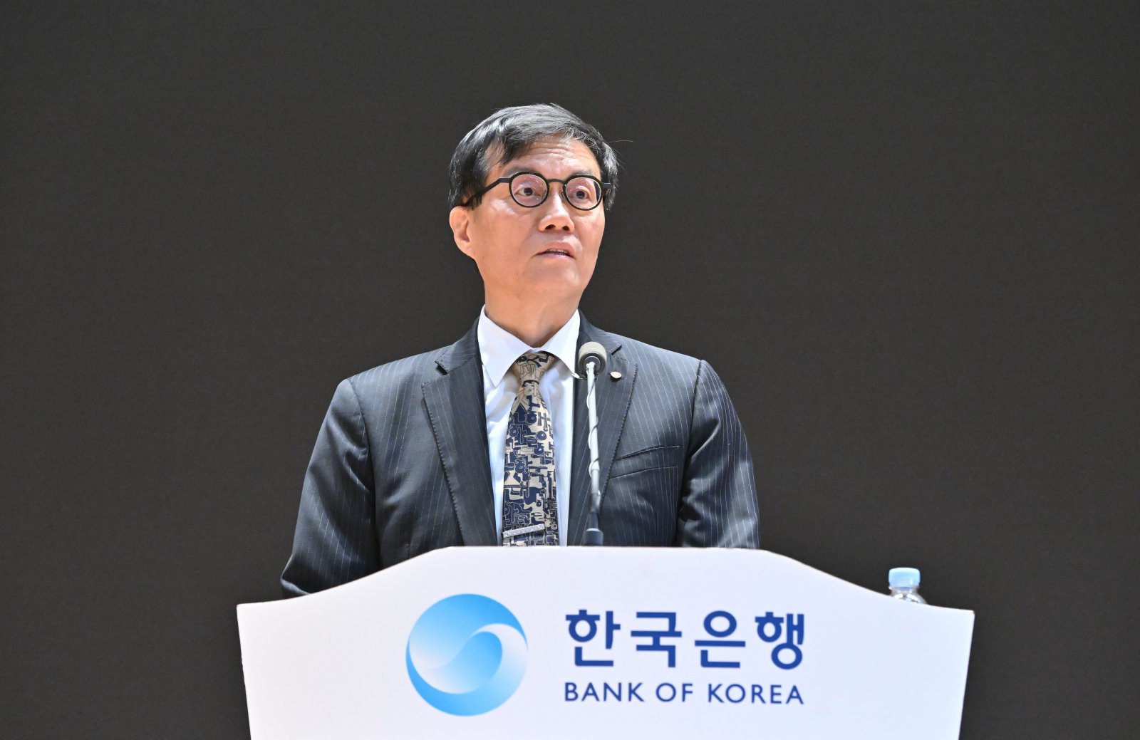 이창용 한국은행 총재가 20일 서울 중구 한은 본관에서 열린 이임식에서 퇴임 소감을 말하고 있다. 이 총재는 4년 임기를 마치고 이날 퇴임했다. 사진공동취재단