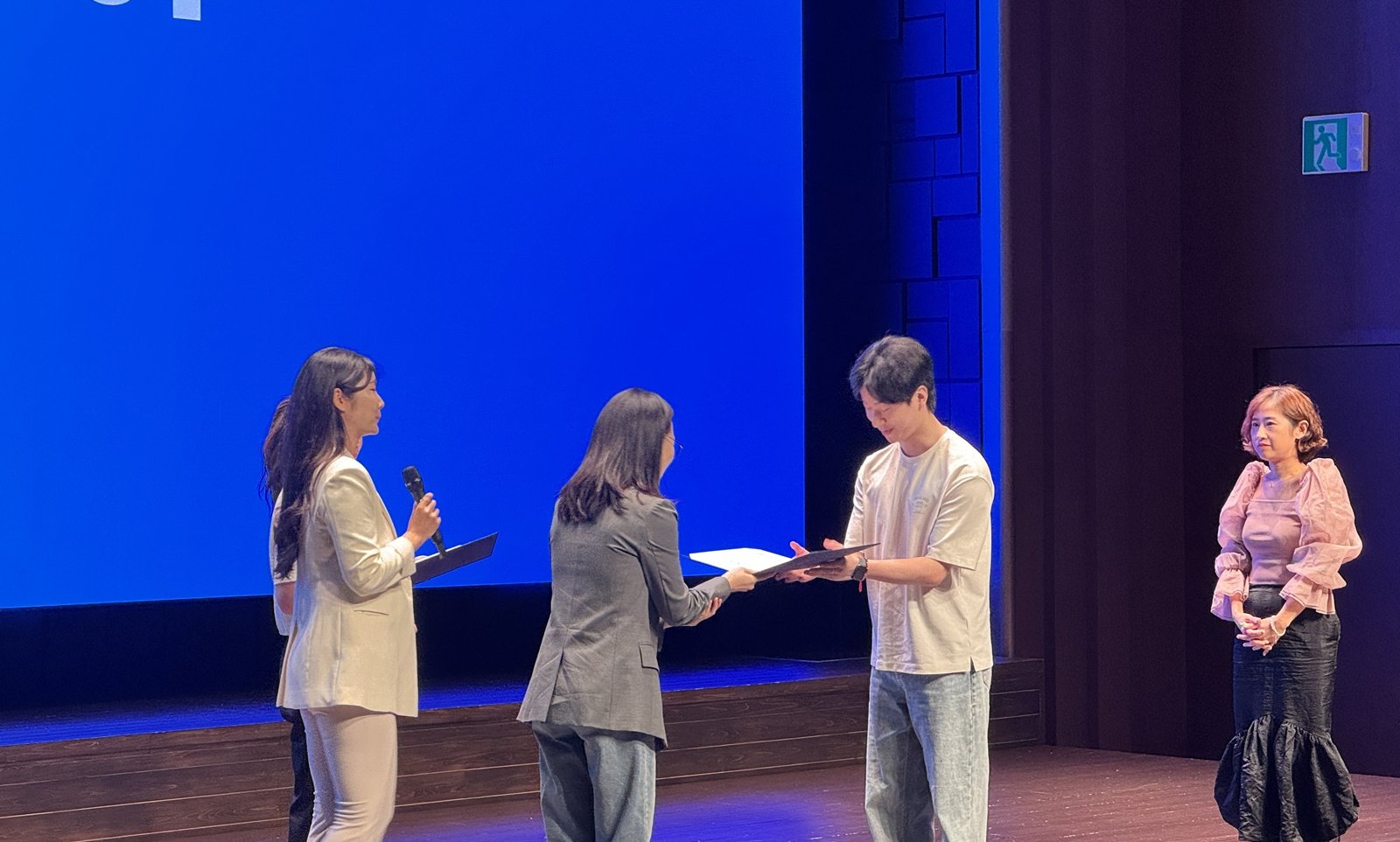 G마켓 브랜드 앰버서더로 선발된 ▲식품 ▲뷰티 ▲일상 등 3개 카테고리의 대표 크리에이터가 임명장을 수여받고 있다. 윤우열 기자 cloudancer@donga.com
