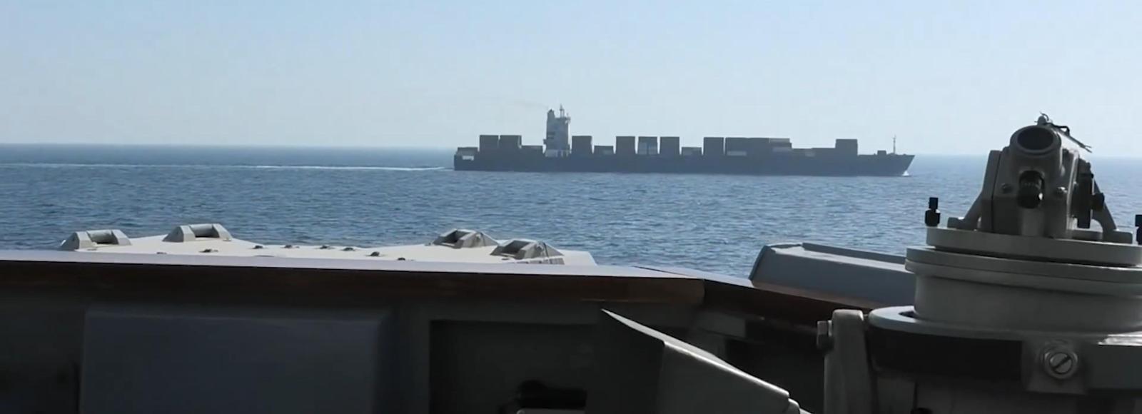 19일(현지 시간) 미국 해군의 유도미사일 구축함 ‘스프루언스’가 중동의 원유 수송로 호르무즈 해협 일대를 지나던 이란 선박 ‘투스카’호에 접근하고 있다. 미군 중부사령부 제공