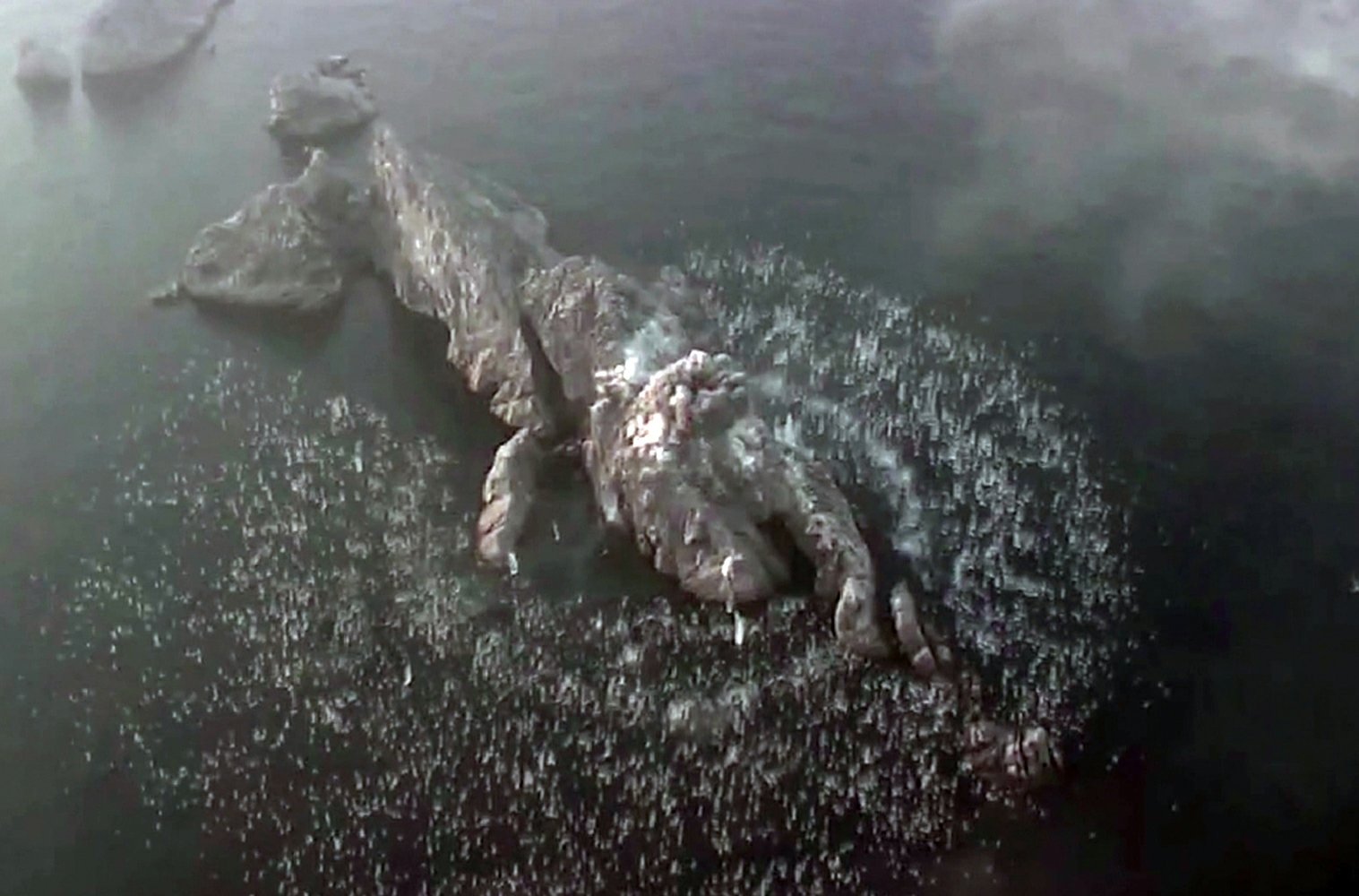 북한이 19일 함경남도 신포 해안에서 근거리탄도미사일(CRBM) ‘화성-11라형’으로 집속탄 5발을 발사했다. 집속탄의 모체 탄두에서 떨어져 나온 자탄들이 표적지에 떨어지는 모습. 노동신문 뉴스1