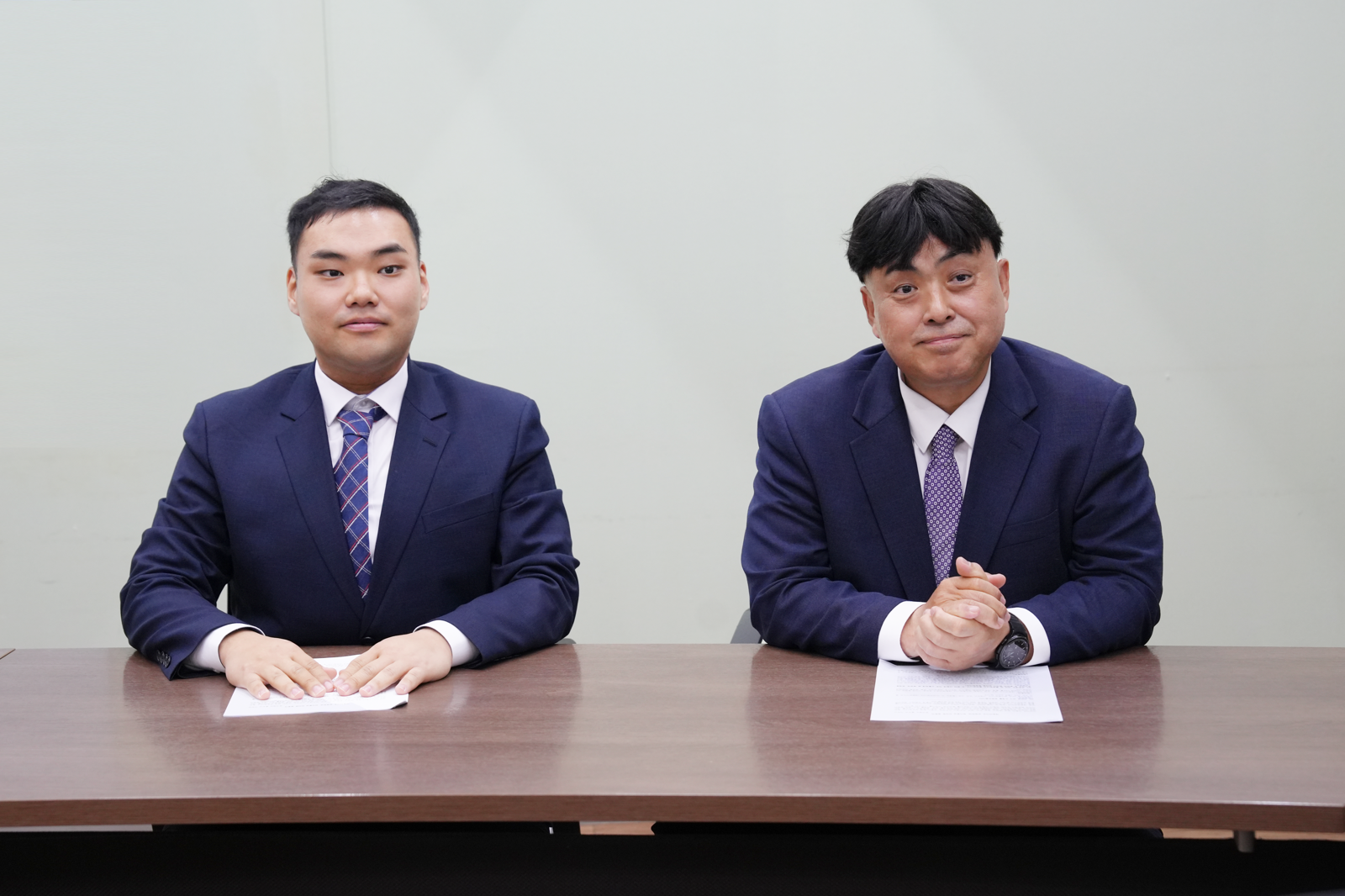 김지훈 지부장(왼쪽), 김영학 지부장. 30년 전 대웅제약 영업 사원으로 입사해 현재는 제주에서 영업을 하는 김영학 대웅바이오 지부장(오른쪽)과 아들 김지훈 지부장. 대웅그룹의 인재 육성 제도인 CDP를 통해 이번에 함께 제주에서 활동하게 됐다. 대웅그룹 제공