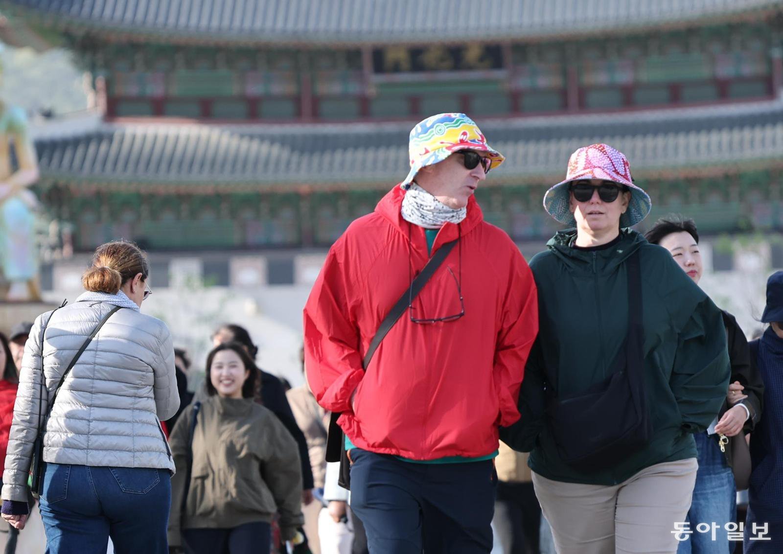 반팔 입다 외투 챙겨… 역대 가장 늦은 한파특보