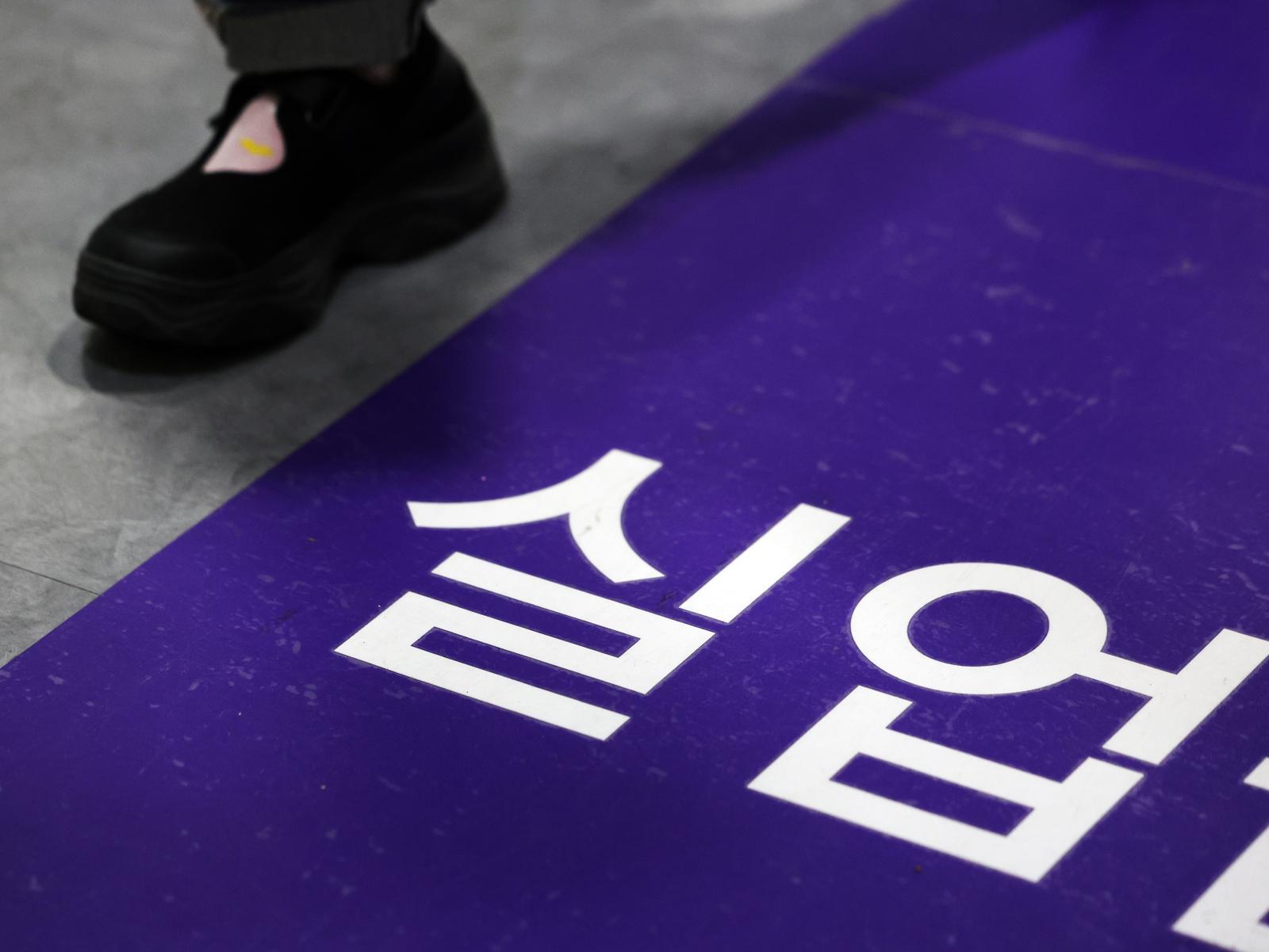20일 서울 마포구 서울서부고용복지플러스센터에서 구직자가 상담을 기다리고 있다.  뉴스1