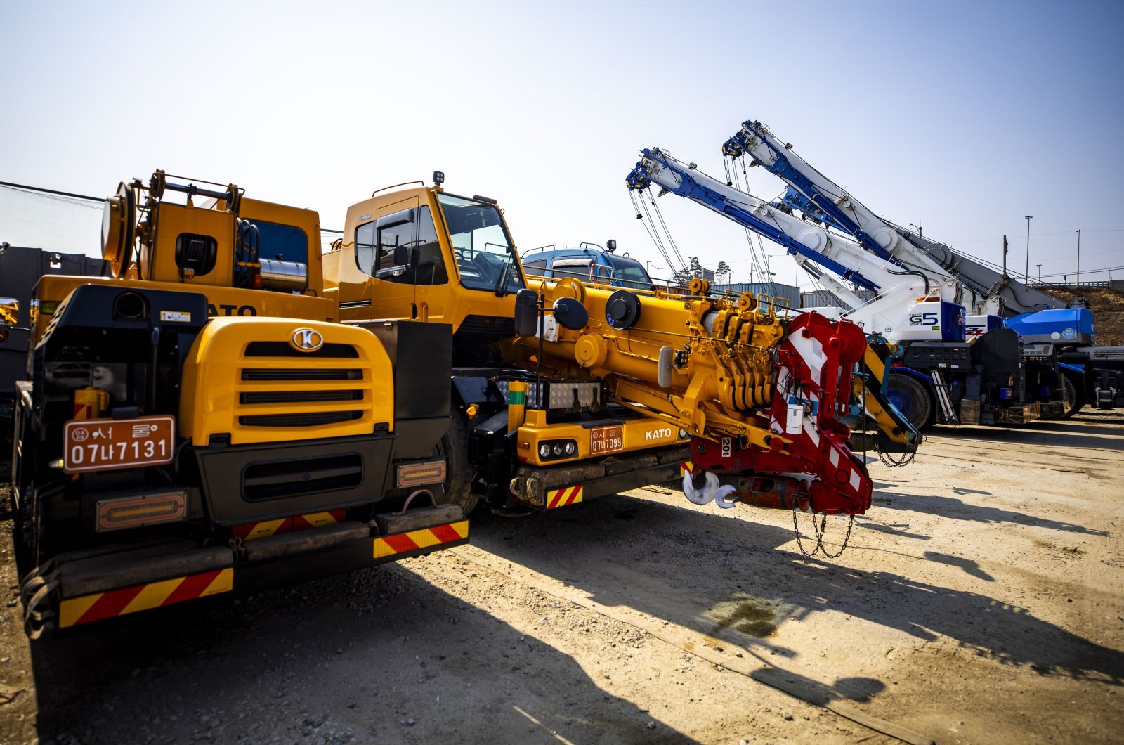 중동 사태 영향으로 기름값이 치솟고 건설 불황이 겹치면서 중장비 업체들의 어려움이 커지고 있는 가운데 지난달 12일 경기 구리시의 한 기중기 주차장에 기중기들이 세워져있다. 2026.03.12 구리=뉴시스