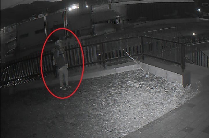 3년7개월 동안 경기지역 빌라 등을 돌며 절도 행각을 벌인 50대가 등산객으로 위장한 모습. ⓒ뉴시스