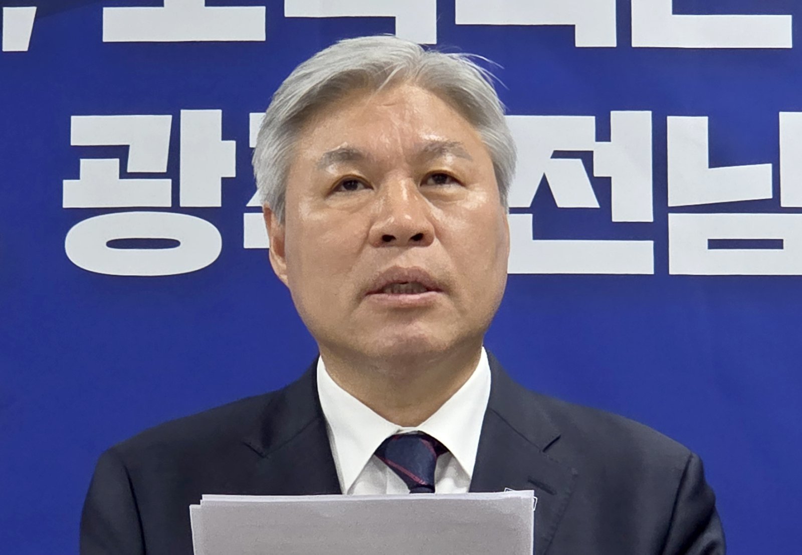 8일 오전 광주 서구 광주시의회 3층 브리핑룸에서 조국혁신당 서왕진 원내대표 겸 광주시당위원장이 ‘중대선거구제 확대’ 촉구 기자회견을 하고있다. 2026.04.08 [광주=뉴시스]