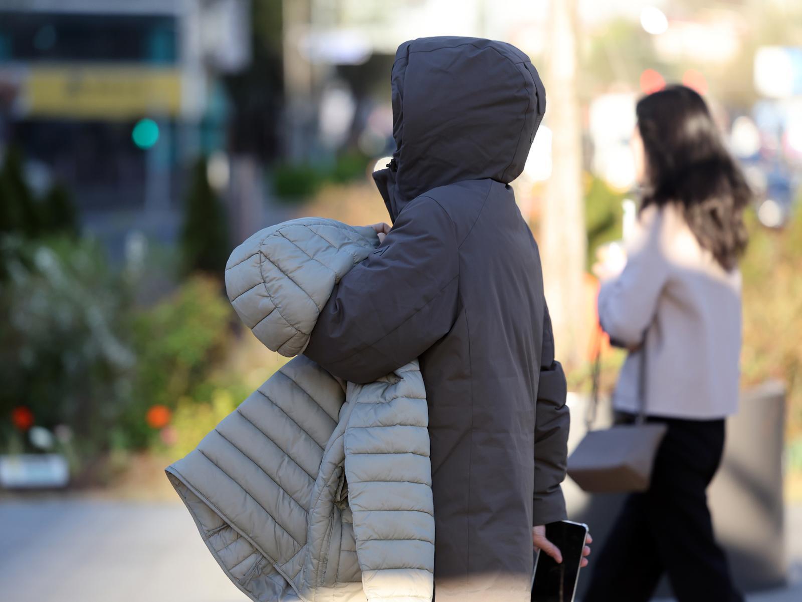 꽃샘추위가 찾아온 7일 오전 서울 광화문 사거리에서 출근길 시민들이 발걸음을 재촉하고 있다. 2026.4.7 ⓒ 뉴스1