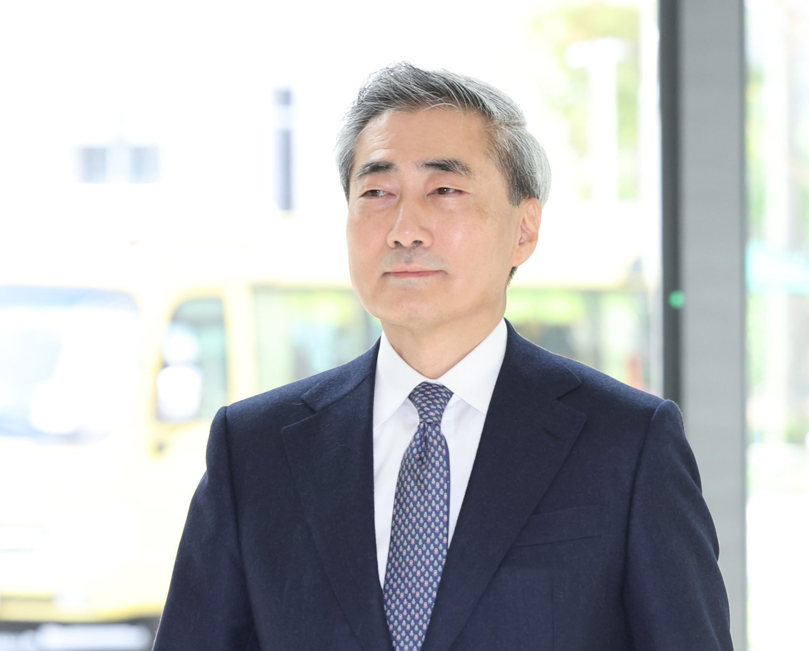 신현송 신임 한국은행 총재가 21일 오전 서울 중구 한국은행으로 첫 출근하고 있다. 2026.04.21 서울=뉴시스