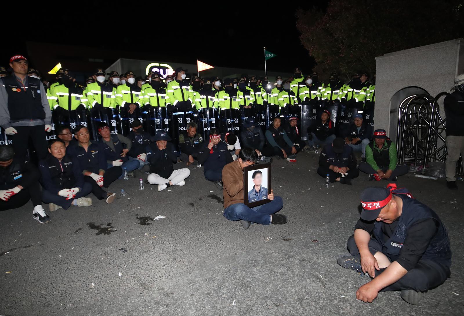 경찰, 진주 화물연대 조합원 사망사고 운전자 5시간 조사