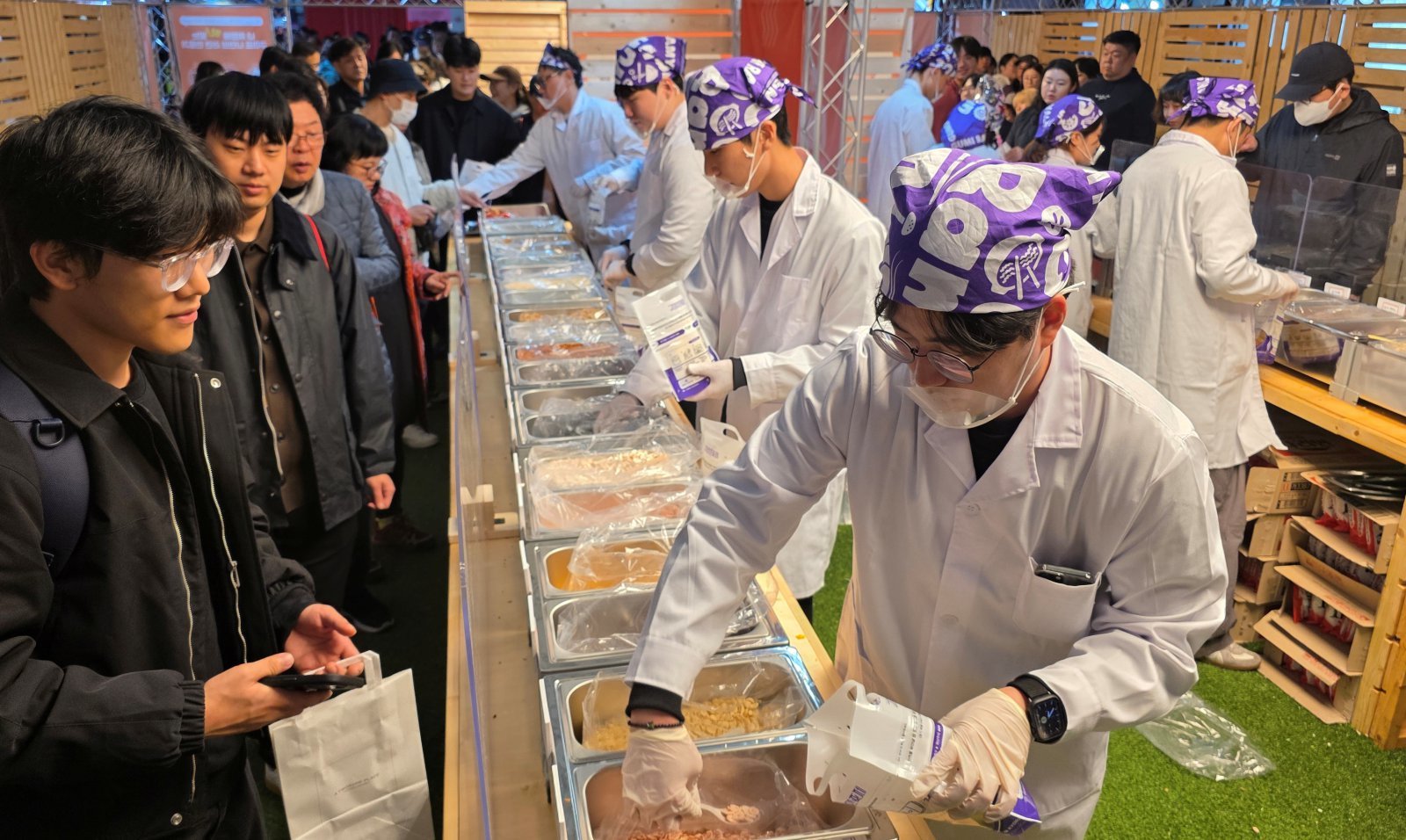 경북 구미시 구미역 앞에서 열린 ‘2025 구미라면축제’에 마련된 나만의 레시피로 만드는 ‘라면 공작서’ 부스에서 방문객들이 자신의 레시피를 고르고 있다. 2025.11.7 뉴스1