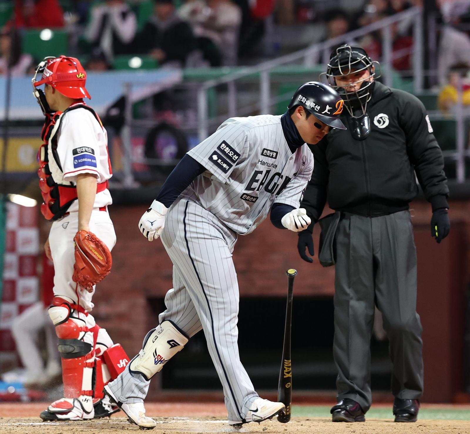7일 인천 랜더스필드에서 열린 2026 KBO리그 한화 이글스와 SSG 랜더스의 경기, 7회초 무사 주자없는 상황 한화 노시환이 삼진아웃을 당하고 더그아웃으로 들어가고 있다. 2026.04.07. [인천=뉴시스]