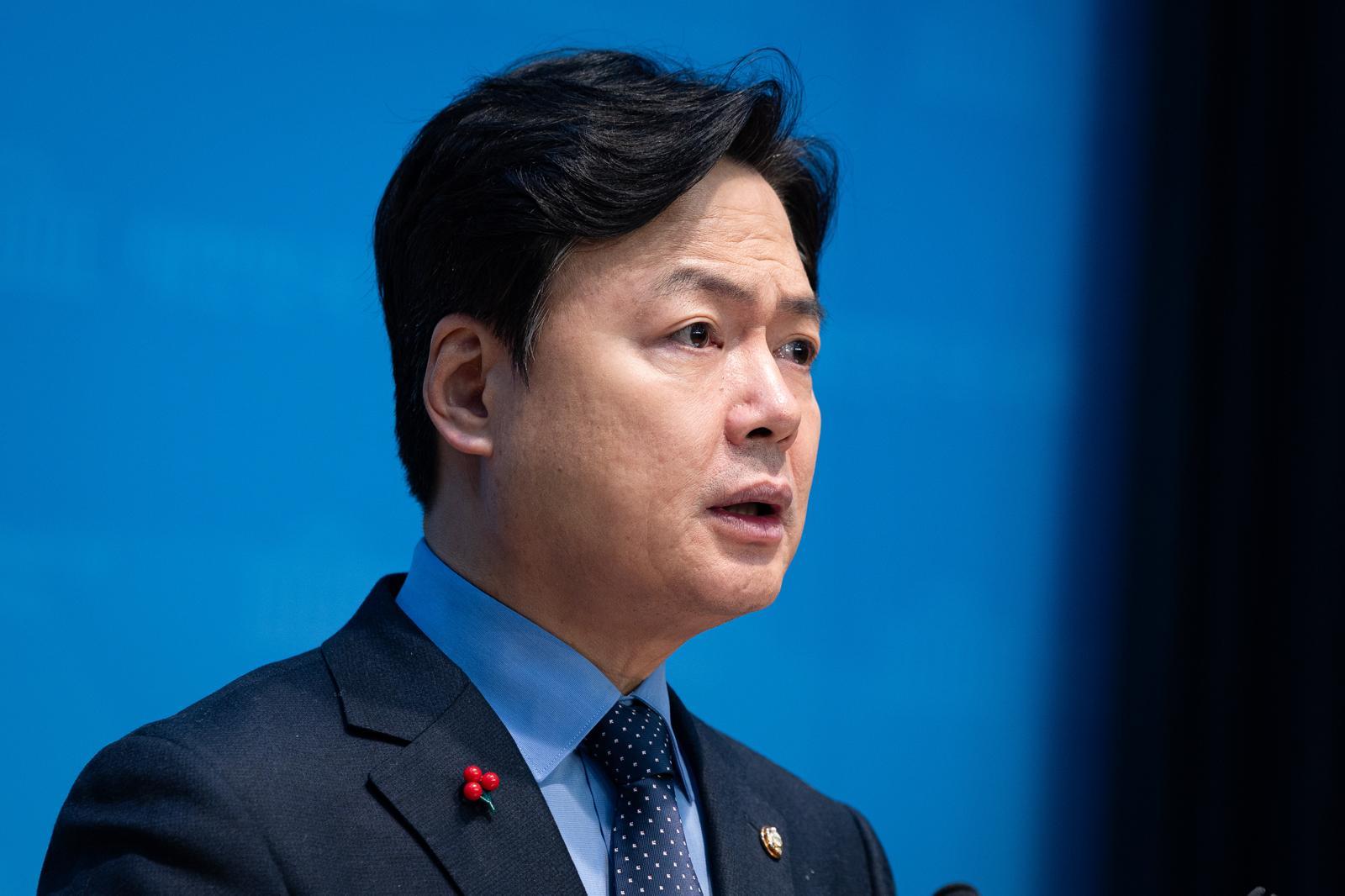 與 “특별감찰관, 여야 1명씩 추천키로…나머지 1명은 변협 의뢰”