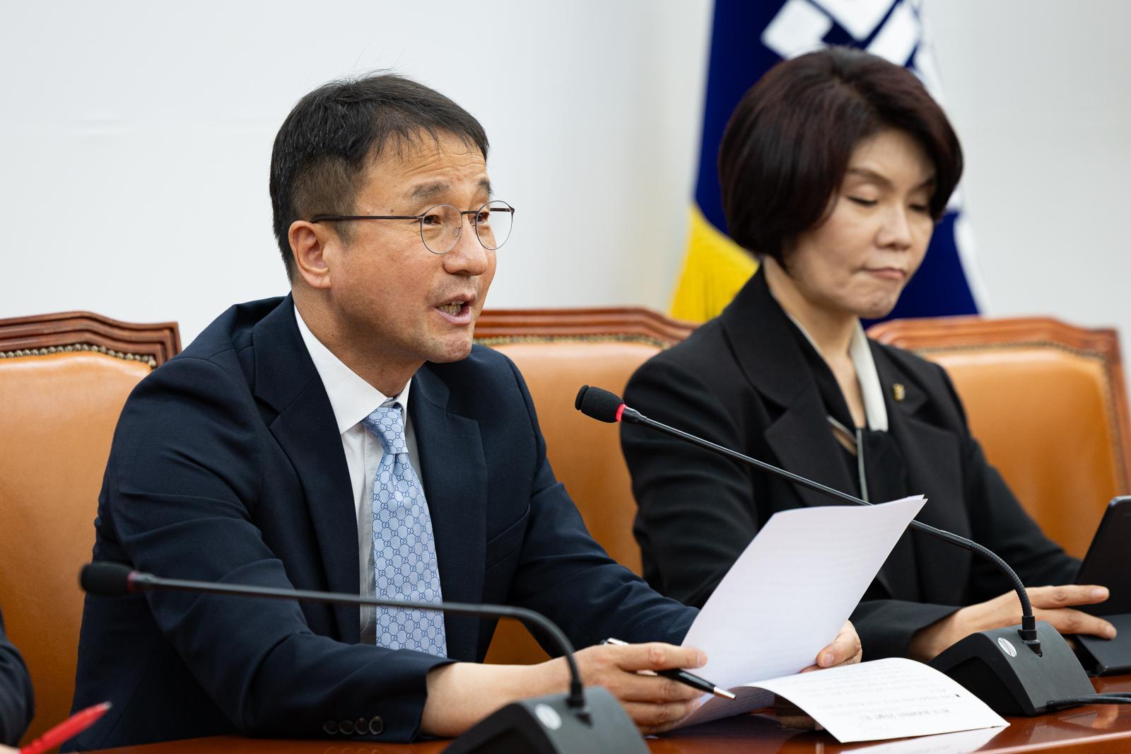 한병도 더불어민주당 원내대표가 21일 서울 여의도 국회에서 열린 원내대책회의에서 모두 발언을 하고 있다. 2026.4.21/뉴스1