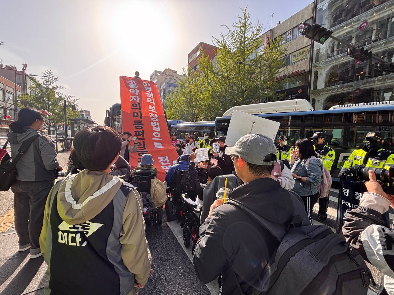 전장연, 버스 위 올라가 출근길 시위…경찰 1명 병원 이송