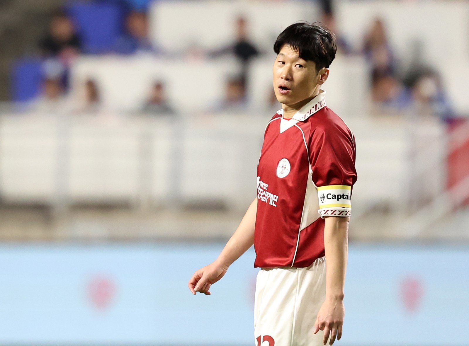 19일 경기 수원시 팔달구 수원월드컵경기장에서 열린 OGFC(더 오리지널 FC) 대  K리그2 수원삼성 레전드의 경기, OGFC 박지성이 교체 출전해  경기를 뛰고 있다.  OGFC는 축구 콘텐츠·이벤트 제작사 ‘슛포러브’의 기획으로 탄생한 신생 독립 구단으로, 선수들이 현역 시절 기록했던 커리어 하이 승률 73% 돌파를 목표로 한다. 2026.04.19 수원=뉴시스