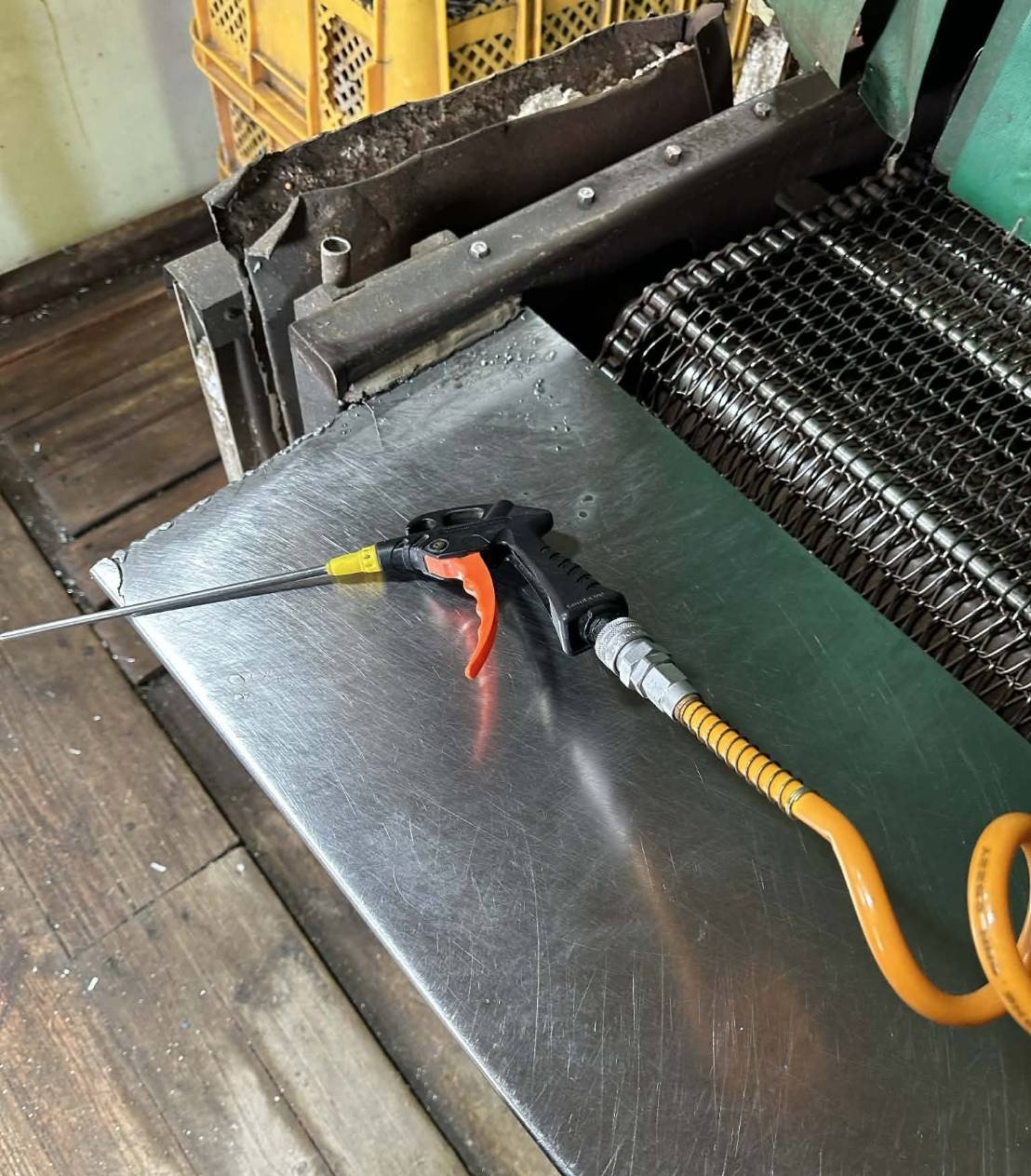 이주노동자에 에어건 쏴 중상…업주, 피의자 신분 출석