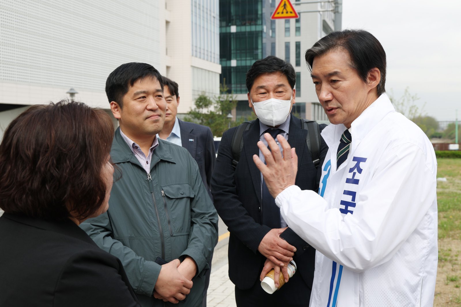 조국, 평택 전입신고…“선거 위해 잠시 머무르지 않겠다”