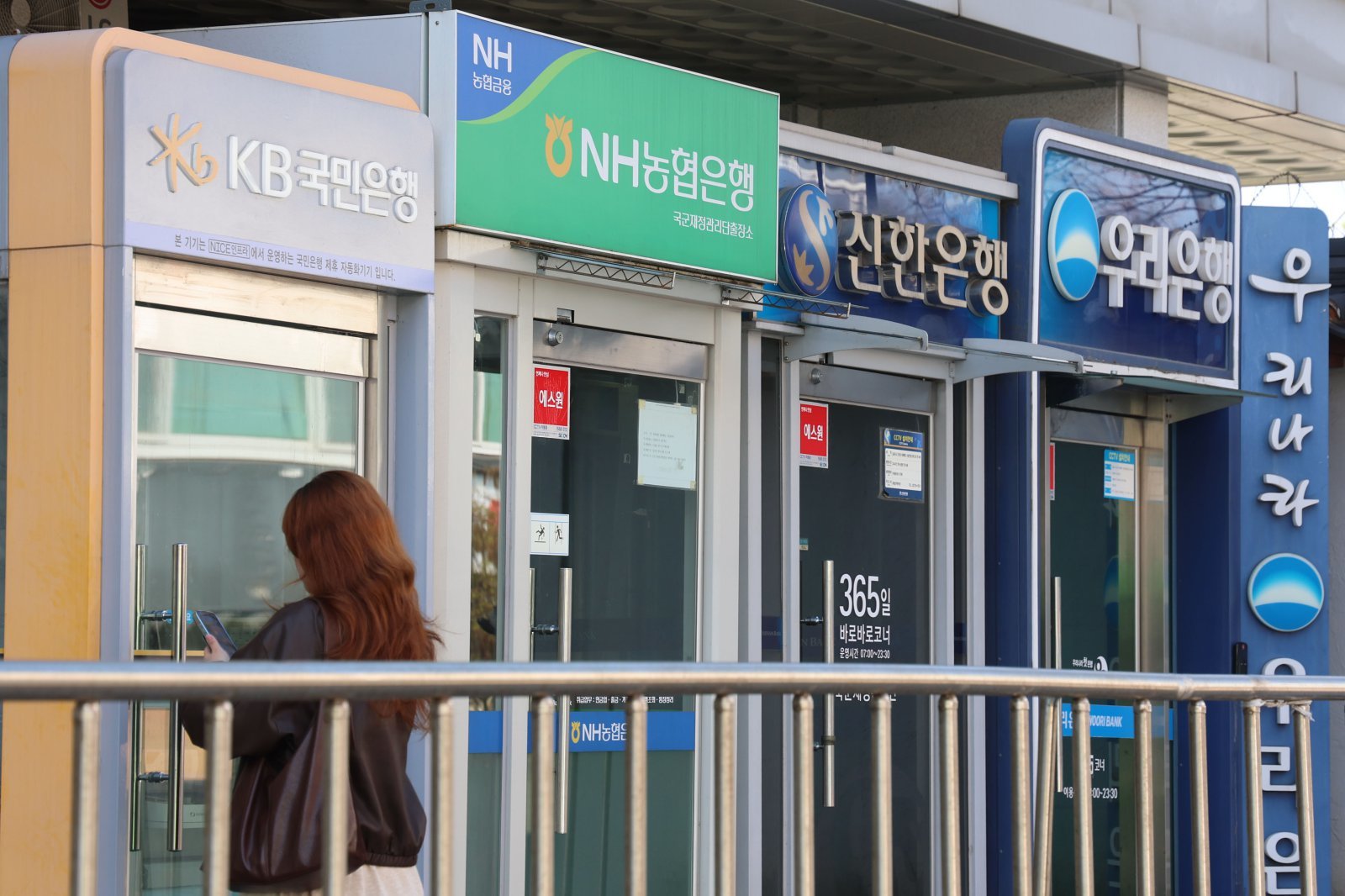 서울 시내 마련된 주요 은행 ATM 모습. 2026.04.12 서울=뉴시스