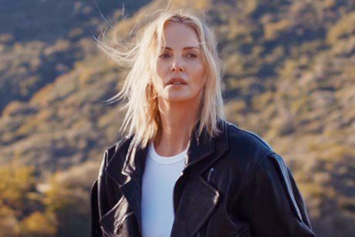 “총기위협 아버지를 엄마가 쐈다” 샤를리즈 테론 가족사 고백