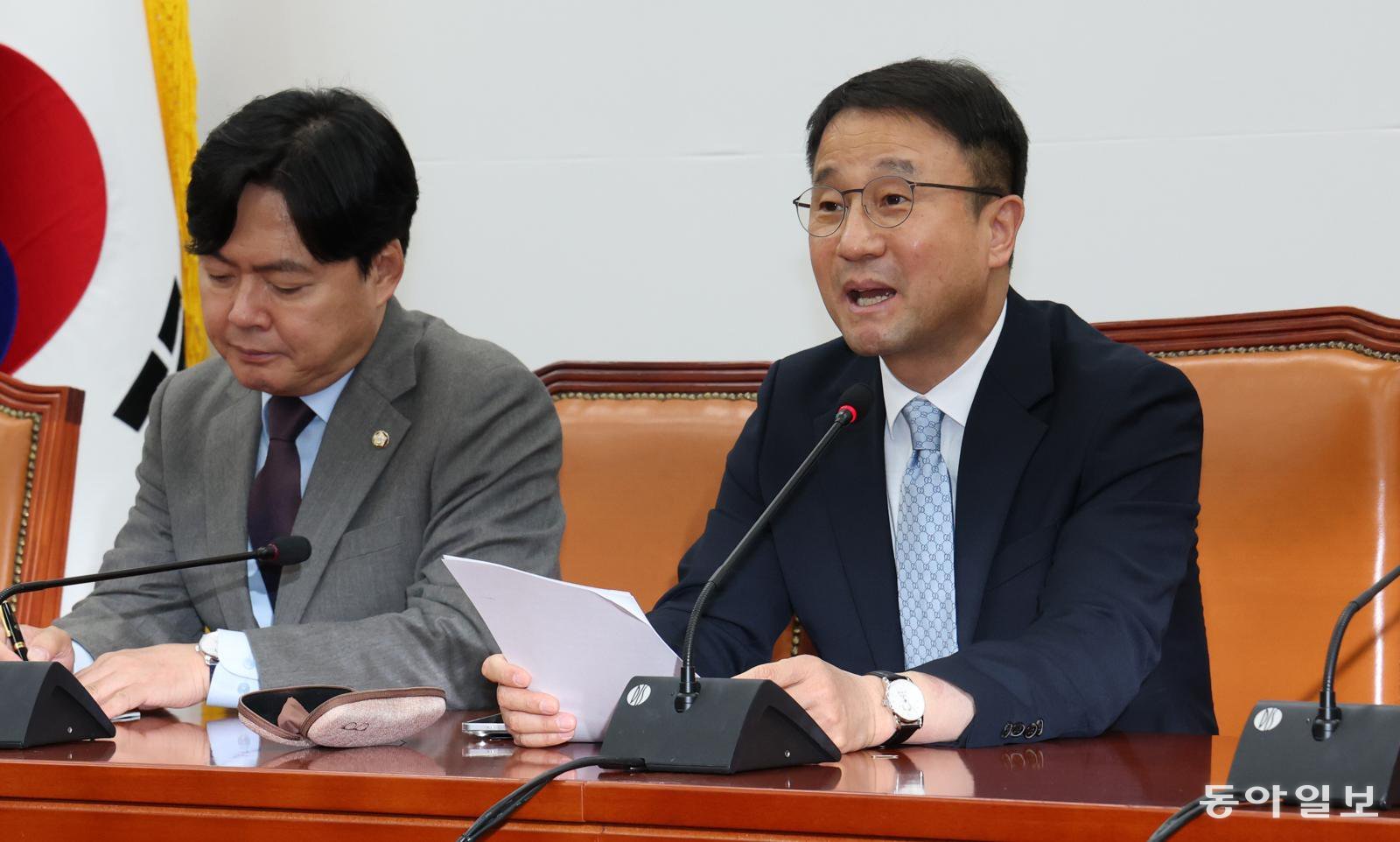 한병도 더불어민주당 원내대표가 21일 오후 연임 도전을 위해 원내대표직을 사퇴한다. 민주당에서 현직 원내대표가 연임을 노리는 사례는 처음이다. 전례가 없는 만큼, 현직에서 물러난 다음 재출마하는 형식을 택한 것이다. 2026.04.21 이훈구 기자 ufo@donga.com