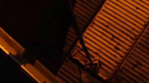 미군 중부사령부가 소셜미디어 X(옛 트위터)에 공개한 영상에서 미군은 헬리콥터에서 로프를 타고 이란 국적 화물선 투스카호의 갑판으로 내려갔다.