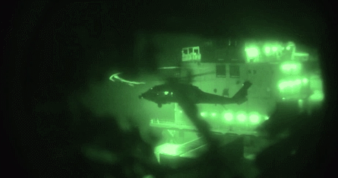 미군 중부사령부가 소셜미디어 X(옛 트위터)에 공개한 영상에서 미군은 헬리콥터에서 로프를 타고 이란 국적 화물선 투스카호의 갑판으로 내려갔다.