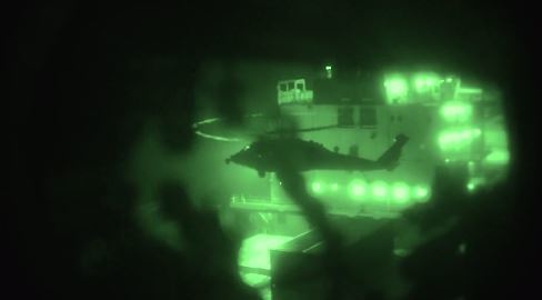 미군 중부사령부가 소셜미디어 X(옛 트위터)에 공개한 영상. 미군은 헬리콥터를 이용해 이란 국적 화물선 투스카호로 진입해 나포했다.