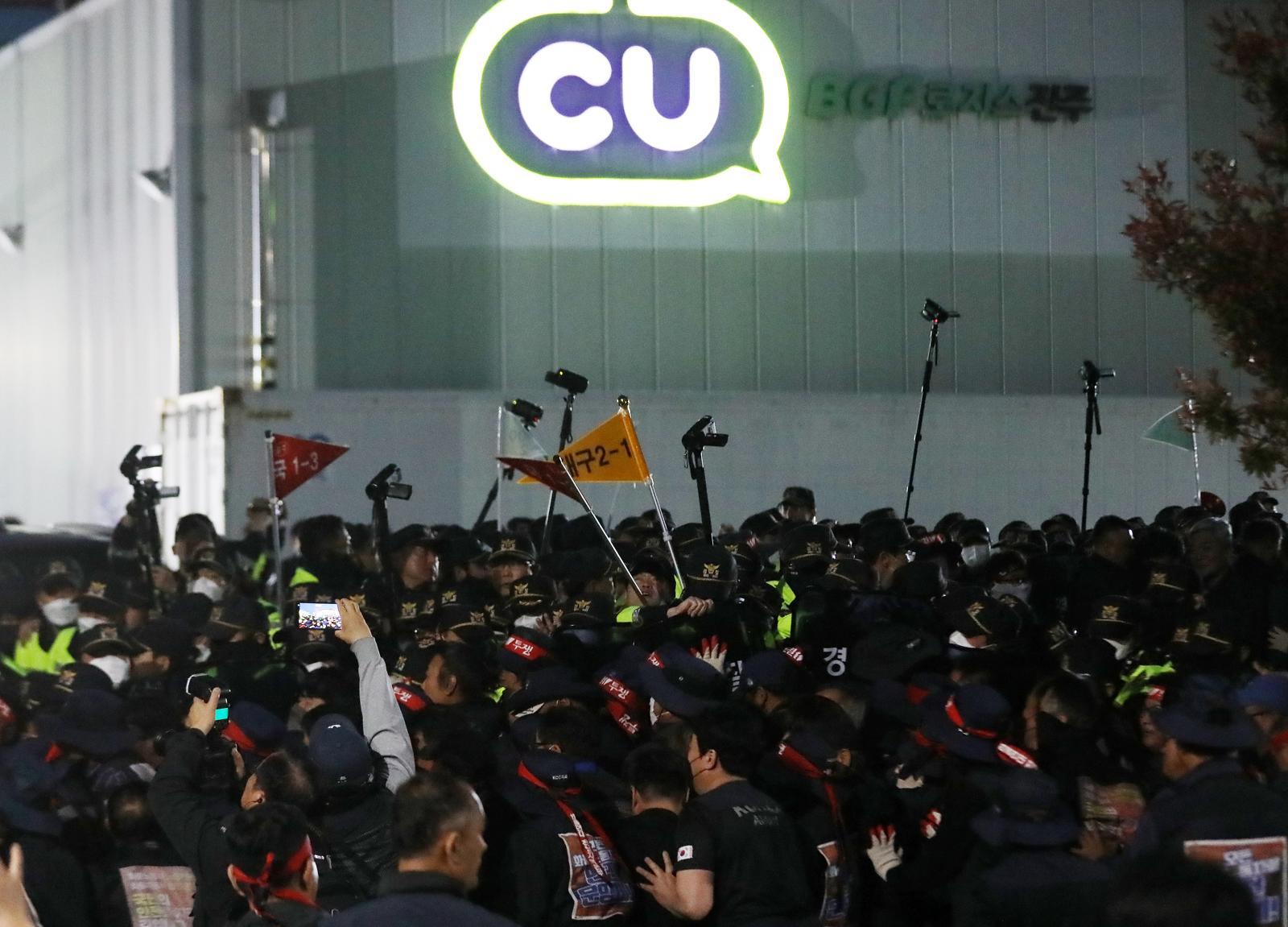 20일 경남 진주시 정촌면 CU 진주물류센터 앞에서 진입을 시도하는 화물연대 노조원들을 경찰이 막아서고 있다. 이날 현장에서는 화물차와 집회 참가자 3명이 충돌해 1명이 숨지고 2명이 다치는 사고가 발생했다. 2026.4.20 ⓒ 뉴스1