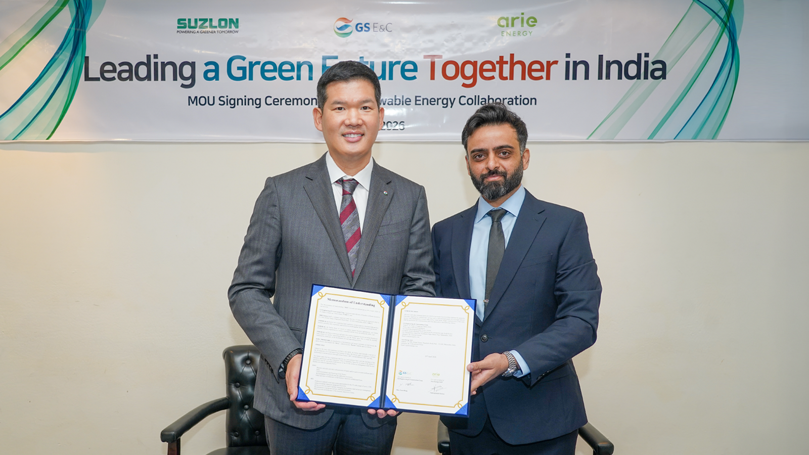 허윤홍 GS건설 대표(왼쪽)와 비슈와지트 파르마르 아리 에너지 대표가 20일 인도 델리에서 업무협약(MOU)을 체결했다. GS건설 제공.