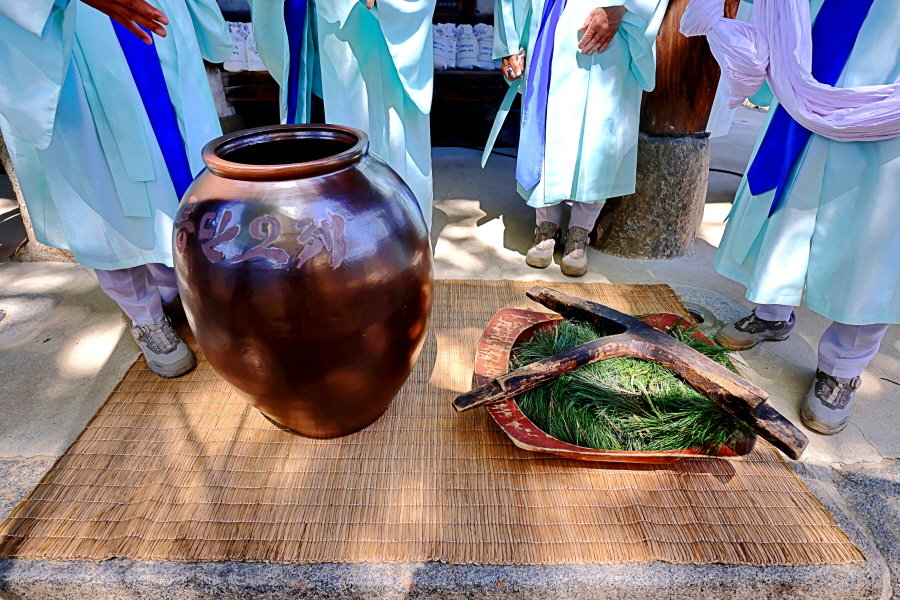 강릉단오제 때 사용될 신주를 빚기 위한 신주미 봉정이 21일 시작됐다. 사진은 지난해 신주미 빚기 행사 때 모습.  강릉단오제위원회 제공