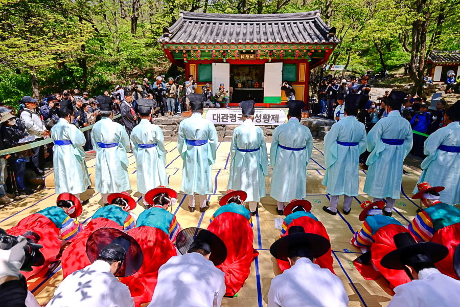 강릉단오제의 사전 행사격인 신주미 봉정이 21일 시작됐다. 사진은 지난해 강릉단오제 때 열린 대관령국사성황제 모습.  강릉단오제위원회 제공
