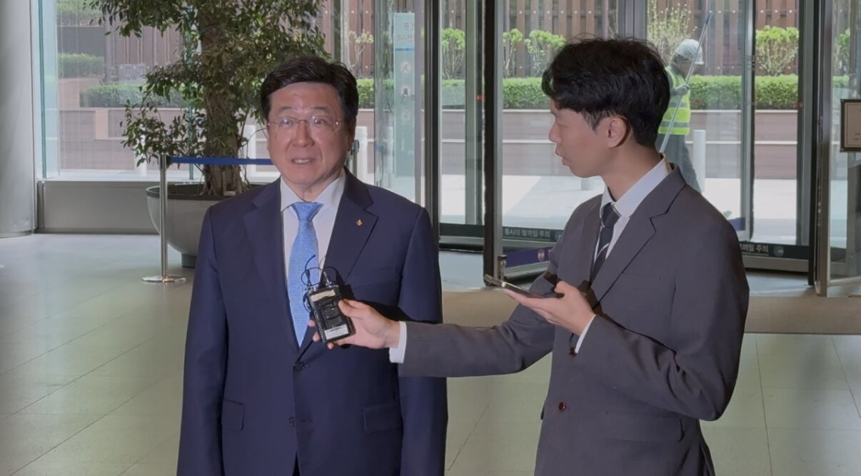 이찬희 삼성 준법감시위원회위원장이 21일 울 서초구 삼성생명 서초사옥에서 열린 준감위 정례회의에 앞서 기자들의 질문에 답하고 있다. 2026.04.21.  뉴시스