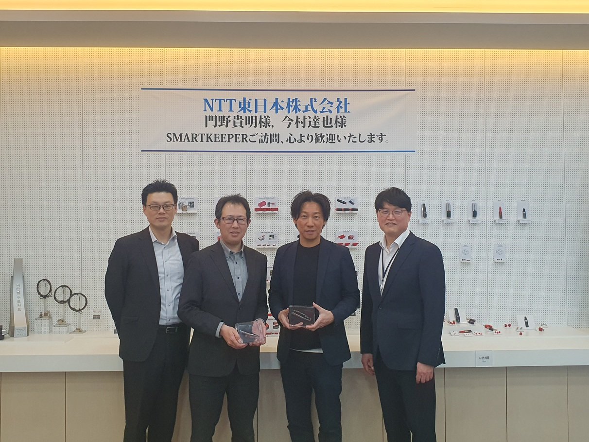 NTT 동일본 관계자들이 스마트키퍼 생산시설 현장실사 후 기념촬영을 하고 있다.