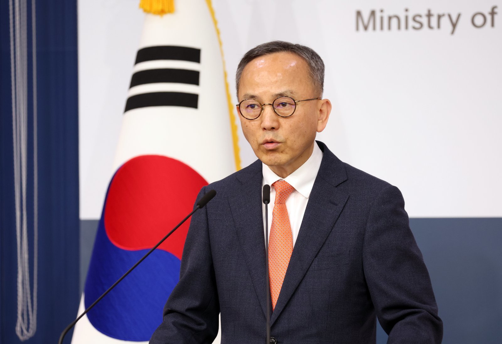 박일 외교부 대변인이 21일 오후 서울 종로구 정부서울청사 별관 외교부에서 열린 정례브리핑에서 최근 미측의 한미 간 북핵 관련 정보 공유 제한 보도 관련 등 현안 설명을 하고 있다. 2026.4.21. 뉴스1