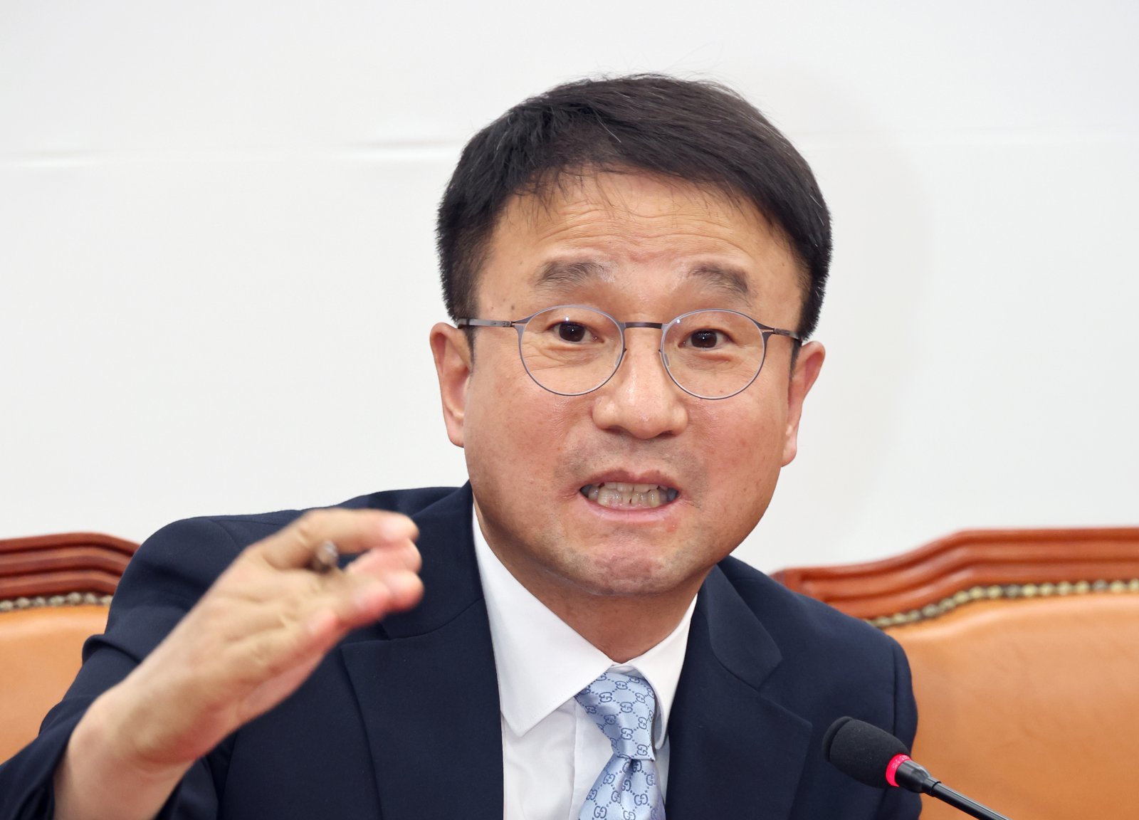 한병도 더불어민주당 원내대표가 21일 오후 서울 여의도 국회에서 원내대표 연임을 위한 사퇴 기자회견을 하고 있다. 2026.04.21. 서울=뉴시스