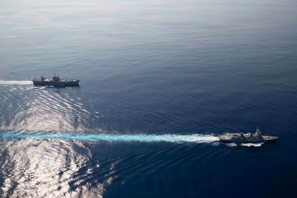 미국 제7함대 기함 USS 블루리지호와 일본 해상자위대 호위함 아사히호가 16일 남중국해에서 연합 훈련을 하고 있다. 주일미군 엑스