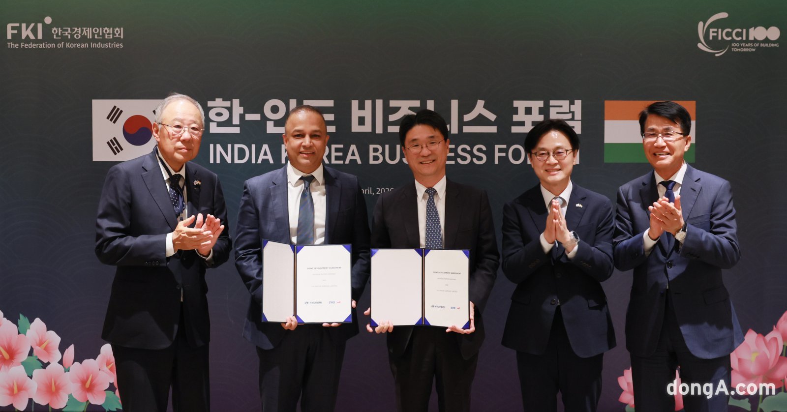 (왼쪽부터)류진 한국경제인연합회 회장, 샤라드 모한 미쉬라(Sharad Mohan Mishra) TVS 전략 담당 사장, 고중선 현대차 경영전략담당 전무, 김정관 산업통상자원부 장관, 김동욱 현대차 전략기획실장 부사장이 한-인도 비즈니스 포럼에서 기념 촬영을 하는 모습. 현대차 제공