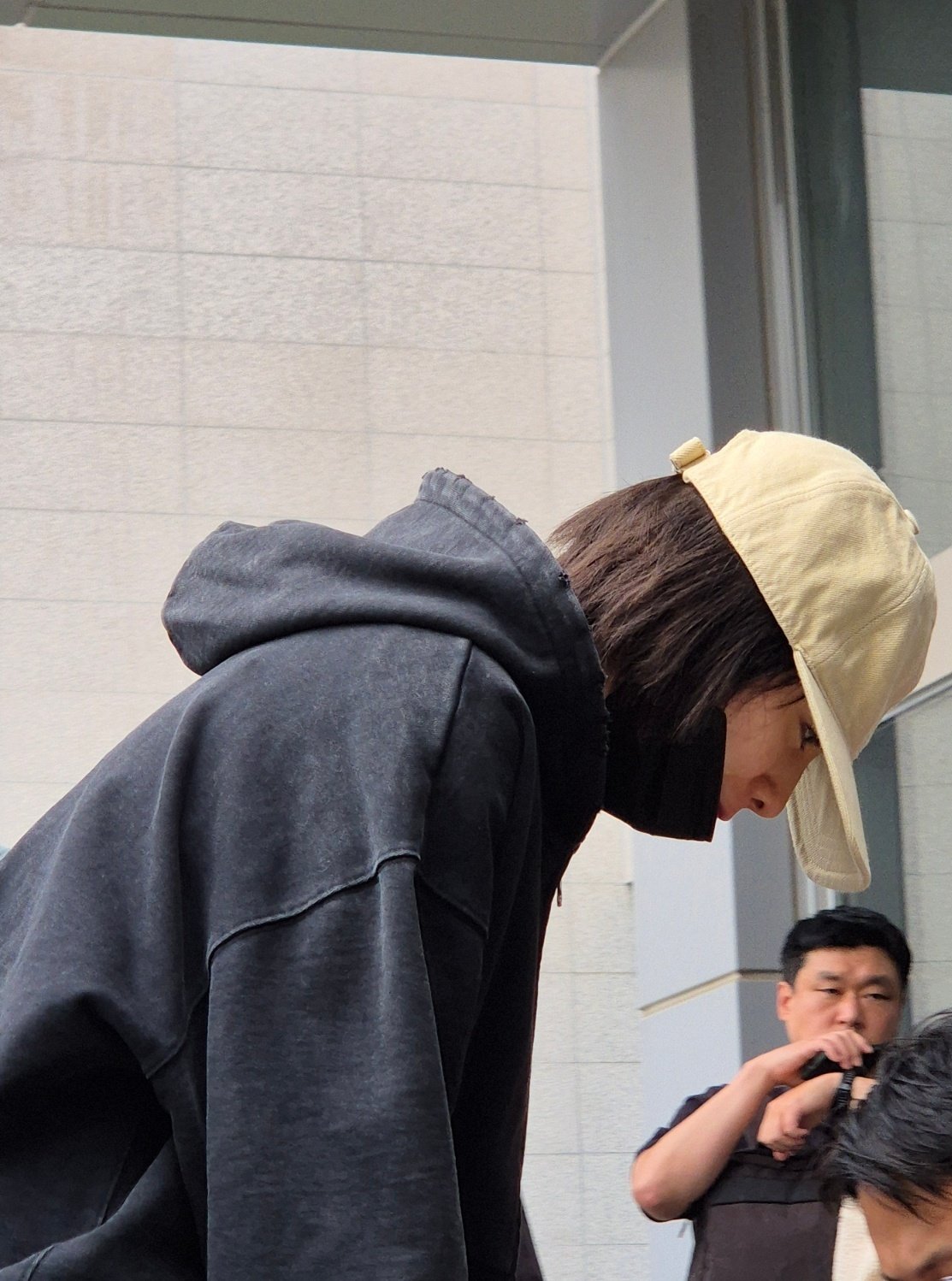 애프터스쿨 출신 가수이자 배우인 나나(35)가 21일 경기 의정부지방법원 남양주지원에 증인으로 출석하고 있다. 나나는 지난해 11월 15일 구리시 아천동 소재 자택에서 흉기 강도 피해를 입었다. 뉴스1