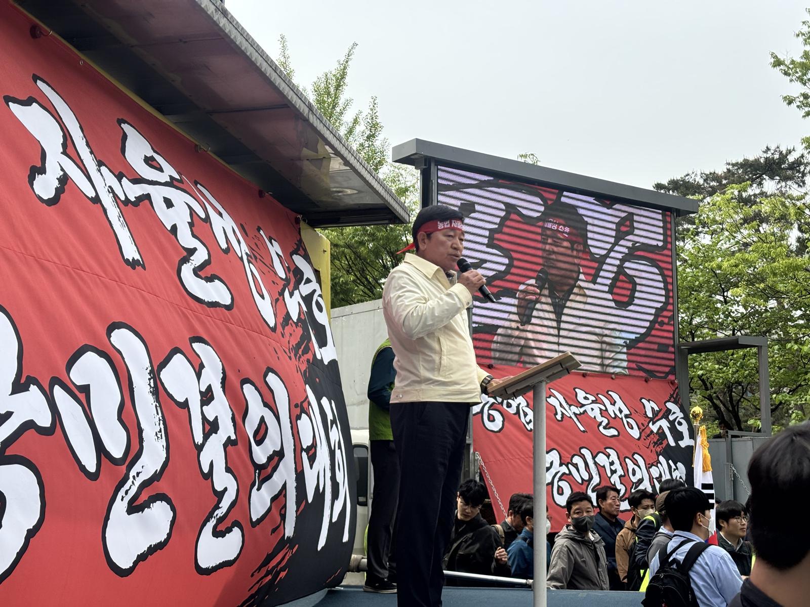 박경식 공동 비상대책위원장이 21일 서울 여의도에서 열린 ‘농협 자율성 수호 농민 결의대회’에서 발언하고 있다. 황소영 기자 fangso@donga.com