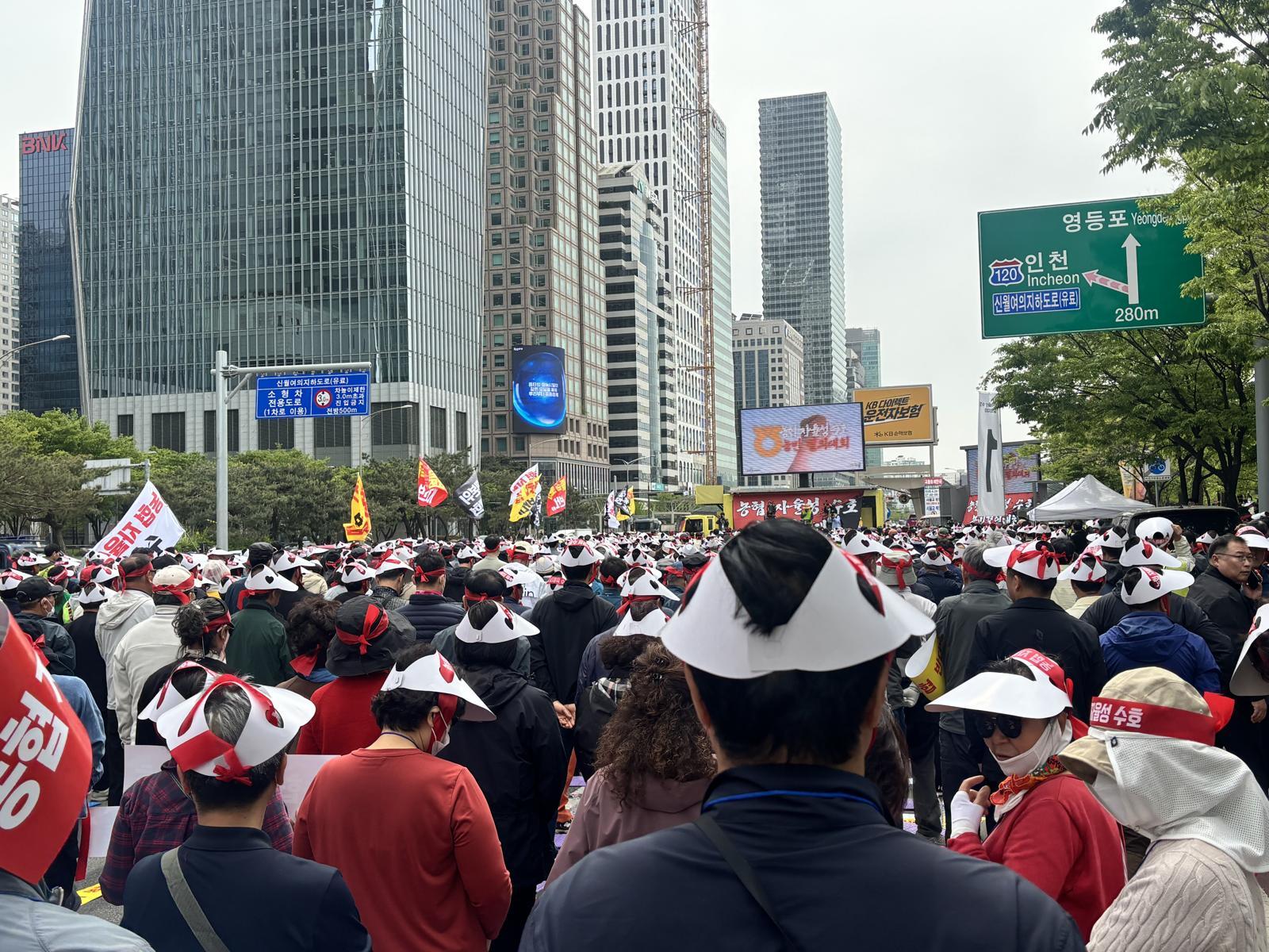 21일 서울 여의도에서 농민 2만여 명이 모여 농협법 개정 반대 집회를 열고 있다. 황소영 기자 fangso@donga.com